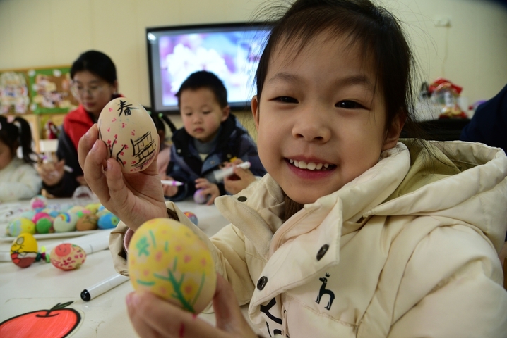  2026年3月19日，江苏镇江，江苏大学志愿者来到镇江市解放路幼儿园，带着小朋友体验“立蛋”游戏，指导孩子们描绘彩蛋，学习民俗，喜迎春分。民间有“春分到，蛋儿俏”的谚语，“春分立蛋”意在庆祝春天的来临。
