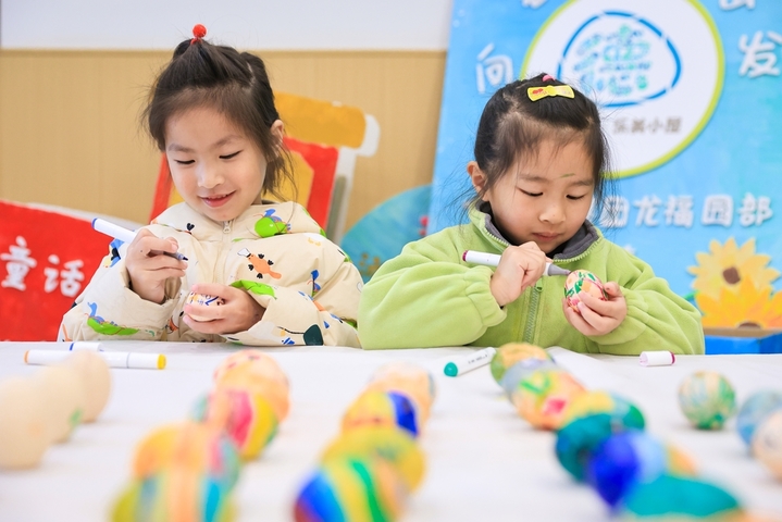 2025年3月20日，在南京市雨花台区龙福幼儿园，小朋友们绘制彩蛋。当日是春分节气，南京市雨花台区龙福幼儿园开展“立蛋迎春分”主题活动，让孩子们了解春分节气民俗，感受传统文化。
