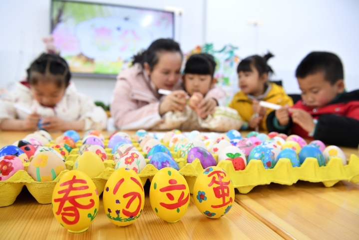 2026年3月19日，湖北省襄阳市，保康县县直机关第二幼儿园开展“立蛋迎春分”主题民俗活动，孩子们通过“立蛋”“绘彩蛋”等活动，了解春分节气习俗，感受传统文化。
