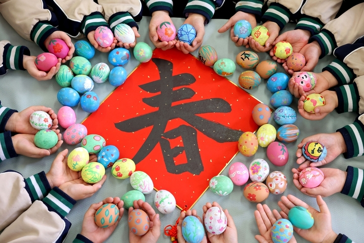 2026年3月19日，山东省枣庄市市中区文化路丝雨幼儿园的小朋友在展示绘制的彩蛋。
