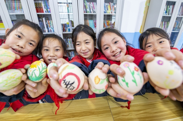 2026年3月19日，贵州省从江县刚边壮族乡中心小学学生展示自己描绘的彩蛋。来源：IC photo


