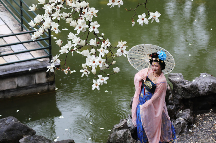 2026年3月17日，江苏扬州，早春的何园百年玉兰初绽莹白，暗香绕回廊，古园尚含清寂，却藏萌动生机，一步一景，尽是江南早春的温婉诗意。吸引游客纷纷前来，共赏中式园林美景。
