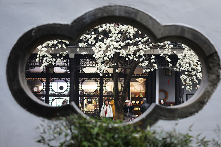 2026年3月17日，江苏扬州，早春的何园百年玉兰初绽莹白，暗香绕回廊，古园尚含清寂，却藏萌动生机，一步一景，尽是江南早春的温婉诗意。吸引游客纷纷前来，共赏中式园林美景。
