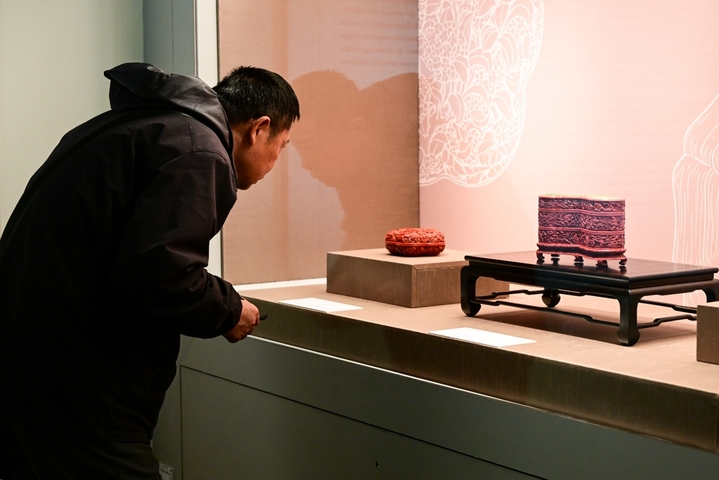 2026年3月24日，江苏苏州，“苏州织造”特展在苏州博物馆举行，特展联动故宫博物院、中国国家博物馆、辽宁省博物馆、中国第一历史档案馆、上海博物馆等文博单位精选90余件文物展出，大批观众前来观展。据悉，本次特展将持续至6月21日。
