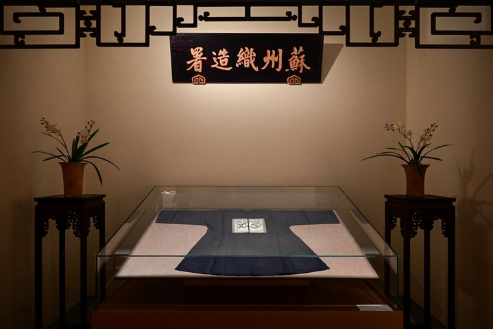 2026年3月24日，江苏苏州，“苏州织造”特展在苏州博物馆举行，特展联动故宫博物院、中国国家博物馆、辽宁省博物馆、中国第一历史档案馆、上海博物馆等文博单位精选90余件文物展出，大批观众前来观展。据悉，本次特展将持续至6月21日。
