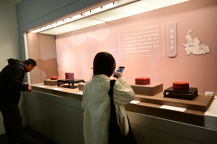 2026年3月24日，江苏苏州，“苏州织造”特展在苏州博物馆举行，特展联动故宫博物院、中国国家博物馆、辽宁省博物馆、中国第一历史档案馆、上海博物馆等文博单位精选90余件文物展出，大批观众前来观展。据悉，本次特展将持续至6月21日。
