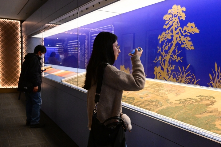 2026年3月24日，江苏苏州，“苏州织造”特展在苏州博物馆举行，特展联动故宫博物院、中国国家博物馆、辽宁省博物馆、中国第一历史档案馆、上海博物馆等文博单位精选90余件文物展出，大批观众前来观展。据悉，本次特展将持续至6月21日。
