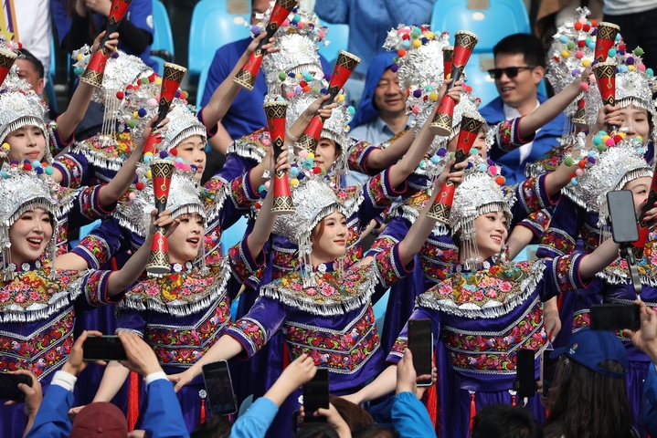 2026年3月25日，江苏常州，江苏常州与湖南永州足球友谊交流赛在常州奥体中心体育场举行，最终，常州队1比0战胜永州队。比赛过程中，双方球员拼劲十足，观赛球迷热情高涨。图为常州队球员（白衣）与永州队球员（蓝衣）在比赛中拼抢。