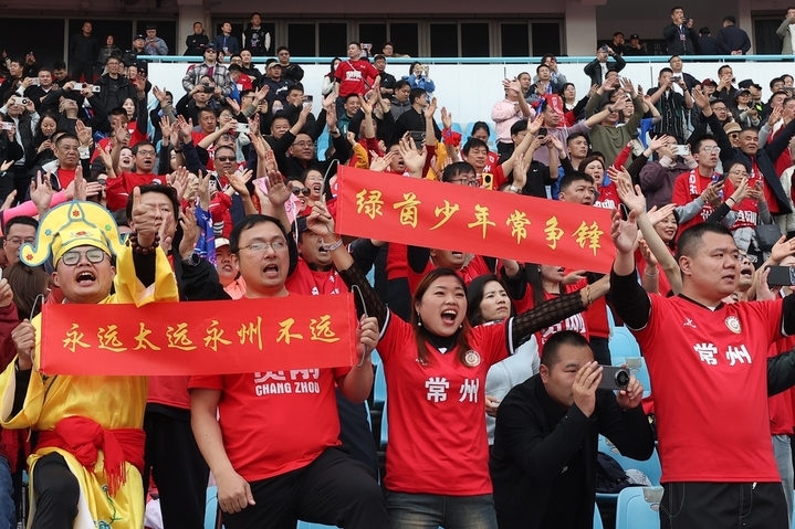 2026年3月25日，江苏常州，江苏常州与湖南永州足球友谊交流赛在常州奥体中心体育场举行，最终，常州队1比0战胜永州队。比赛过程中，双方球员拼劲十足，观赛球迷热情高涨。图为常州队球员（白衣）与永州队球员（蓝衣）在比赛中拼抢。