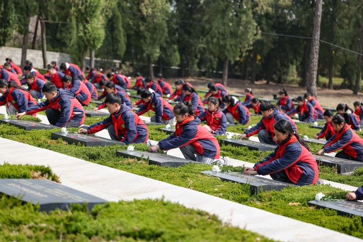 2026年3月26日，江苏省连云港市城头中心小学学生在抗日山烈士陵园缅怀先烈。