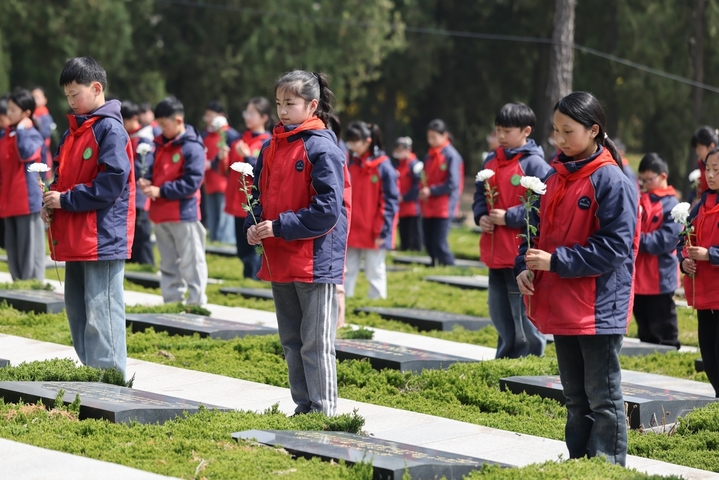 2026年3月26日，江苏省连云港市城头中心小学学生在抗日山烈士陵园缅怀先烈。