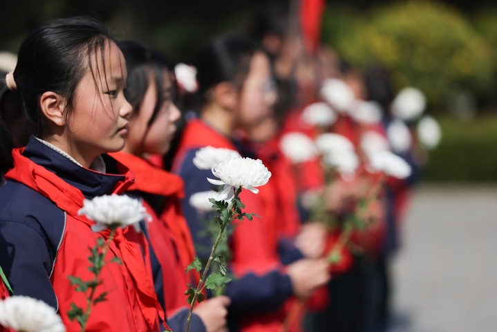 2026年3月26日，江苏省连云港市城头中心小学学生在抗日山烈士陵园缅怀先烈。