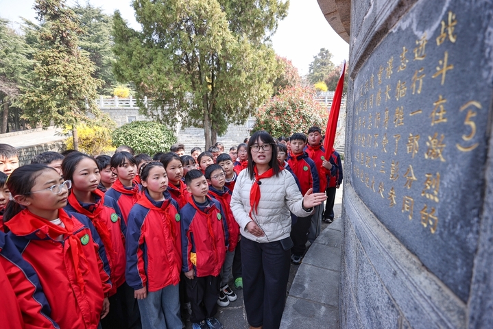 2026年3月26日，江苏省连云港市城头中心小学学生在抗日山烈士陵园缅怀先烈。