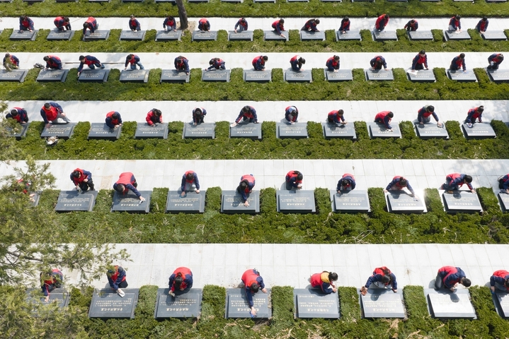 2026年3月26日，江苏省连云港市城头中心小学学生在抗日山烈士陵园缅怀先烈。