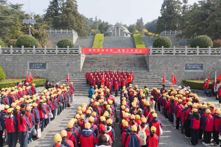2026年3月26日，清明节前夕，江苏省连云港市各地中小学生前往烈士陵园开展祭扫活动，缅怀先辈，寄托哀思。司伟/IC photo