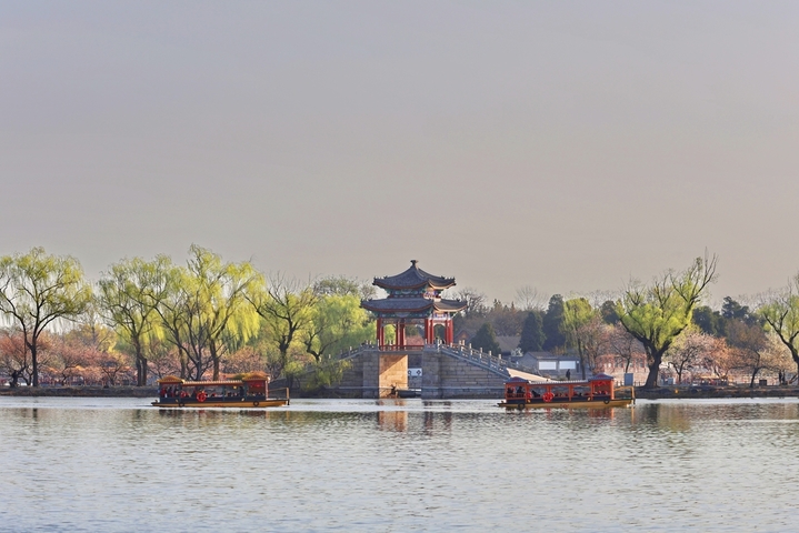 2026年3月27日，北京，颐和园春明景和，春意融融，莺飞草长，鸟语花香，昆明湖水碧波荡漾，西堤绿柳成行，远山如黛，宛若水墨图画。
