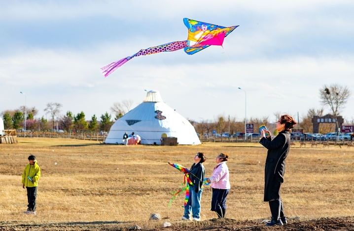2026年4月5日，风筝爱好者在呼和浩特敕勒川草原放飞大型软体风筝。
