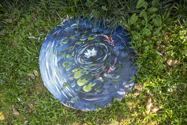 2026年4月9日，广西壮族自治区南宁市，人民公园里的井盖上萌趣十足的涂鸦画作。
