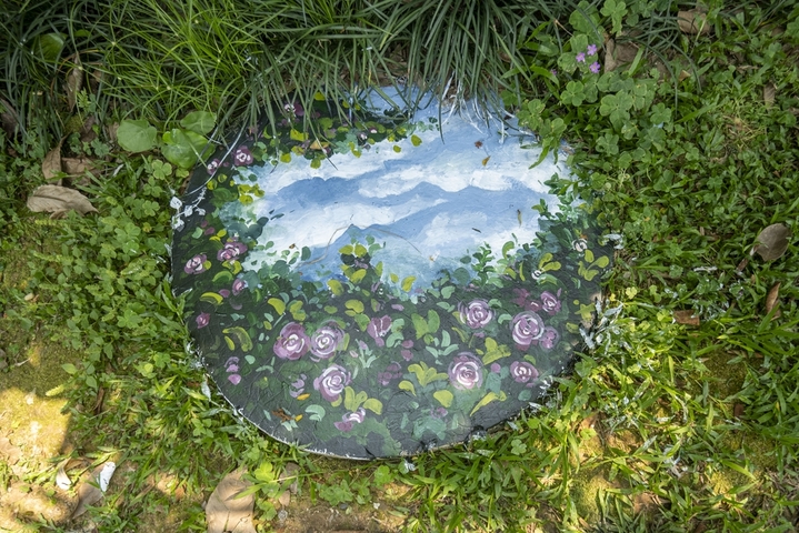 2026年4月9日，广西壮族自治区南宁市，人民公园里的井盖上萌趣十足的涂鸦画作。