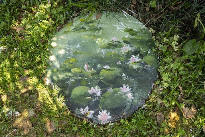  2026年4月9日，广西壮族自治区南宁市，人民公园现许多精美的涂鸦“树洞画”“井盖画”“树桩画”，一幅幅生动的画作勾勒出生动有趣的“森林世界”。胡雁/IC photo