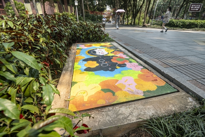 2026年4月9日，广西壮族自治区南宁市，人民公园里精美的井盖涂鸦画，惟妙惟肖。