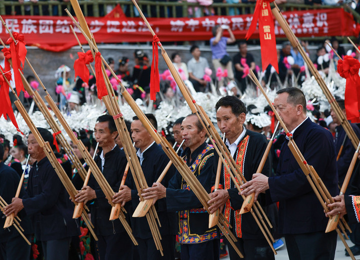 2026年4月11日，贵州省黔东南苗族侗族自治州雷山县西江镇龙塘苗寨，苗族同胞欢度十三年一度“招龙节”，跳芦笙舞。