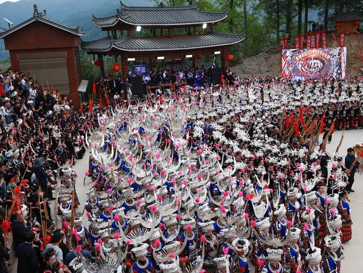 2026年4月11日，贵州雷山，苗族同胞在西江镇龙塘苗寨欢度十三年一度的“招龙节”，跳芦笙舞。
