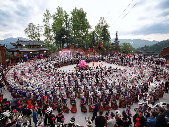2026年4月11日，贵州雷山，苗族同胞欢度十三年一度的“招龙节”，跳芦笙舞。