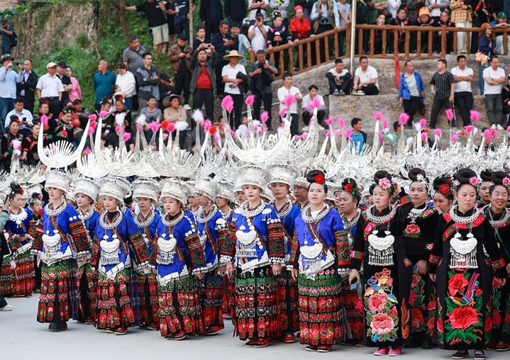 2026年4月11日，贵州雷山，苗族同胞在西江镇龙塘苗寨欢度十三年一度的“招龙节”，跳芦笙舞。视觉中国
