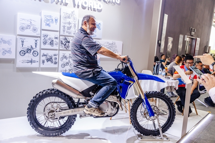 2026年4月15日，第139届中国进出口商品交易会（广交会），在广州正式开幕。张雪机车（ZXMOTOR） 成为此次广交会摩托车展类的一大亮点，引来无数慕名打卡的人。
