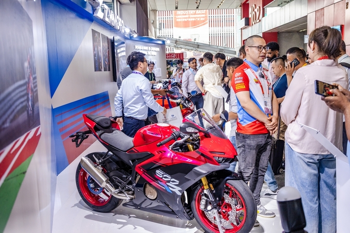 2026年4月15日，第139届中国进出口商品交易会（广交会），在广州正式开幕。张雪机车（ZXMOTOR） 成为此次广交会摩托车展类的一大亮点，引来无数慕名打卡的人。
