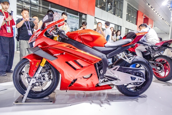 2026年4月15日，第139届中国进出口商品交易会（广交会），在广州正式开幕。张雪机车（ZXMOTOR） 成为此次广交会摩托车展类的一大亮点，引来无数慕名打卡的人。张向良/IC photo
