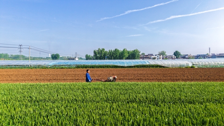 2026年4月17日，河南省南阳市卧龙区潦河镇李庄村，村民驾驶农机在田间进行起垄作业，为种植西瓜做好准备。
