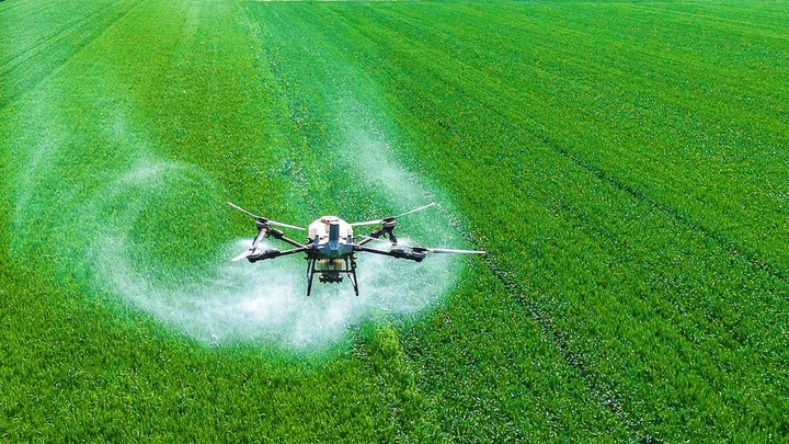 2026年4月17日，河南省南阳市卧龙区英庄镇贺庄村，农民抢抓农时，利用植保无人机对小麦进行“一喷三防”作业，为丰产丰收打实基础。