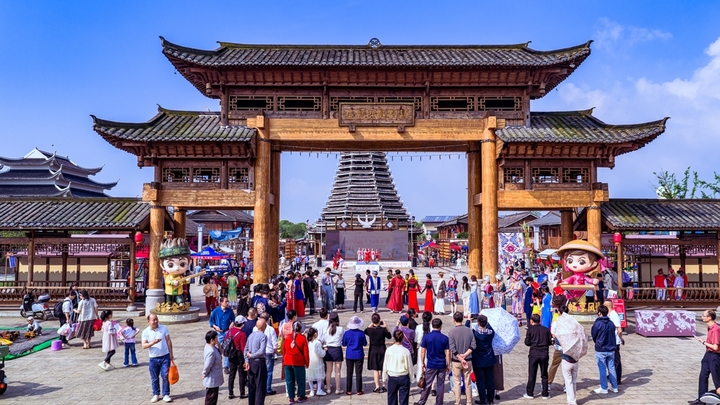 2026年4月18日，近日，江西省吉安市峡江县金坪民族乡 “三月三” 民族文化活动热闹举行。各族群众身着节日盛装欢聚一堂，载歌载舞、同庆佳节，民俗表演、特色体验等活动精彩纷呈，处处洋溢着喜庆祥和的氛围。活动充分展现了多民族交融共生的独特风情，进一步铸牢中华民族共同体意识。