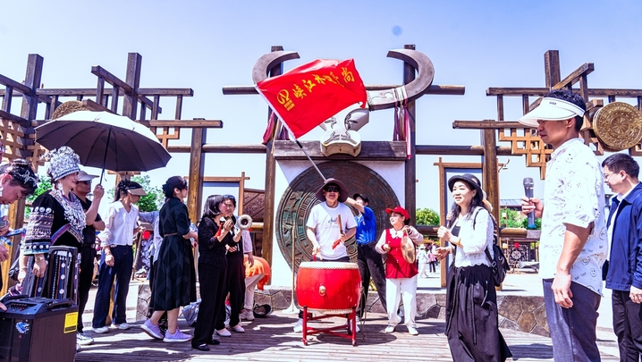 2026年4月18日，近日，江西省吉安市峡江县金坪民族乡 “三月三” 民族文化活动热闹举行。各族群众身着节日盛装欢聚一堂，载歌载舞、同庆佳节，民俗表演、特色体验等活动精彩纷呈，处处洋溢着喜庆祥和的氛围。活动充分展现了多民族交融共生的独特风情，进一步铸牢中华民族共同体意识。
