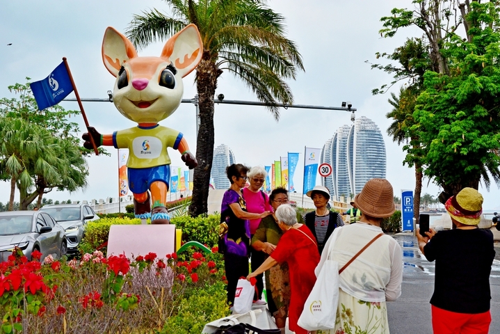 2026年4月21日，海南三亚，第六届亚洲沙滩运动会即将在海南三亚市举行，凤凰岛桥头公园前，市民及游客纷纷与亚沙会宣传标志留影，以此留做纪念。