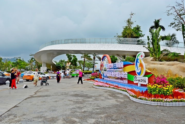 2026年4月21日，海南三亚，第六届亚洲沙滩运动会即将在海南三亚市举行，凤凰岛桥头公园前，市民及游客纷纷与亚沙会宣传标志留影，以此留做纪念。