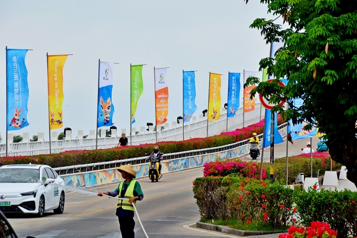 2026年4月21日，海南三亚，第六届亚洲沙滩运动会即将在海南三亚市举行，凤凰岛桥头公园前，市民及游客纷纷与亚沙会宣传标志留影，以此留做纪念。