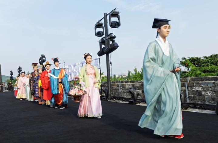 2026年4月25日，南京市，中国国际时装周南京站首度登临南京城墙台城景区大秀吸引观众。当日，中国国际时装周南京站首度登临南京城墙台城景区。活动以“古今同裳”为核心脉络，聚焦南京本土文化并融入现代时尚表达，为观众呈现了一场融合传统与潮流的文化时尚盛宴。IC photo