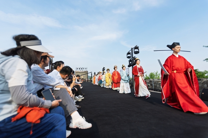 2026年4月25日，南京市，中国国际时装周南京站首度登临南京城墙台城景区大秀吸引观众。当日，中国国际时装周南京站首度登临南京城墙台城景区。活动以“古今同裳”为核心脉络，聚焦南京本土文化并融入现代时尚表达，为观众呈现了一场融合传统与潮流的文化时尚盛宴。