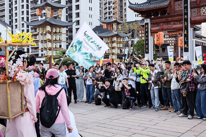 2026年4月25日，在甘肃省陇南市武都区万象街，创作者用手中镜头定格美好瞬间。