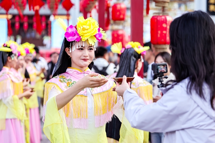 2026年4月25日，在甘肃省陇南市武都区万象街，演员正在表演非遗民俗高山戏敬酒歌。