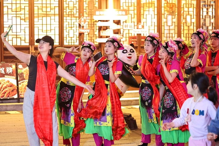 2026年4月25日，在甘肃省陇南市武都区万象街，演员们合影留念。侯崇慧/IC photo
