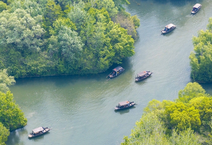 2026年5月3日，游客在江苏省泰州市姜堰区溱湖国家湿地公园游览。来源：汤德宏/IC photo



