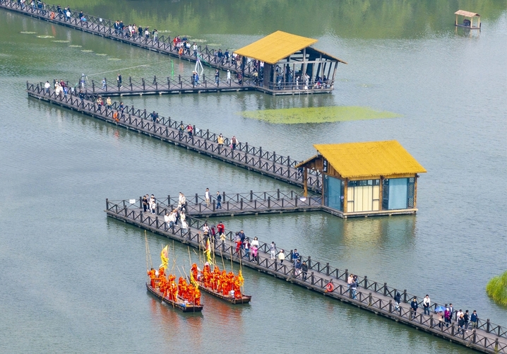 2026年5月3日，游客在江苏省泰州市姜堰区溱湖国家湿地公园游览（无人机照片）。
