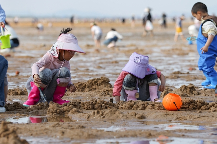 2026年5月3日，孩子们在江苏省连云港市赣榆海州湾旅游度假区沙滩玩耍。 