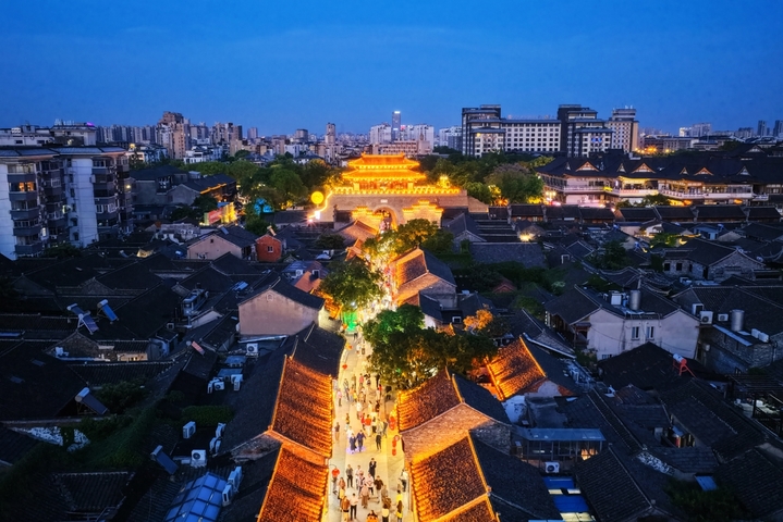 2026年5月6日，游客在江苏省扬州市东关街游览。
