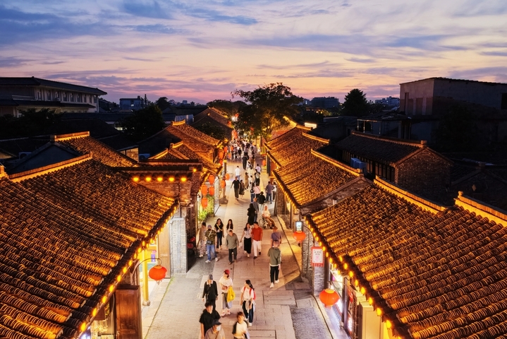 2026年5月6日，夜幕降临，江苏省扬州市东关街灯光璀璨，游人如织，夜游持续“升温”，商家推出延时经营、举办现场演出等措施吸引游客，释放夏日经济活力。 近年来，扬州市立足历史文化资源的保护和利用，切实盘活闲置资源，将东关街打造成展示扬州历史文脉的历史文化街区和夜间消费聚集区，重现街区风貌，吸引游客纷至沓来。来源：孟德龙/IC photo


