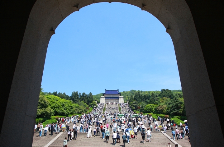 2026年5月1日，江苏省南京市，游客在南京中山陵景区参观游览。

